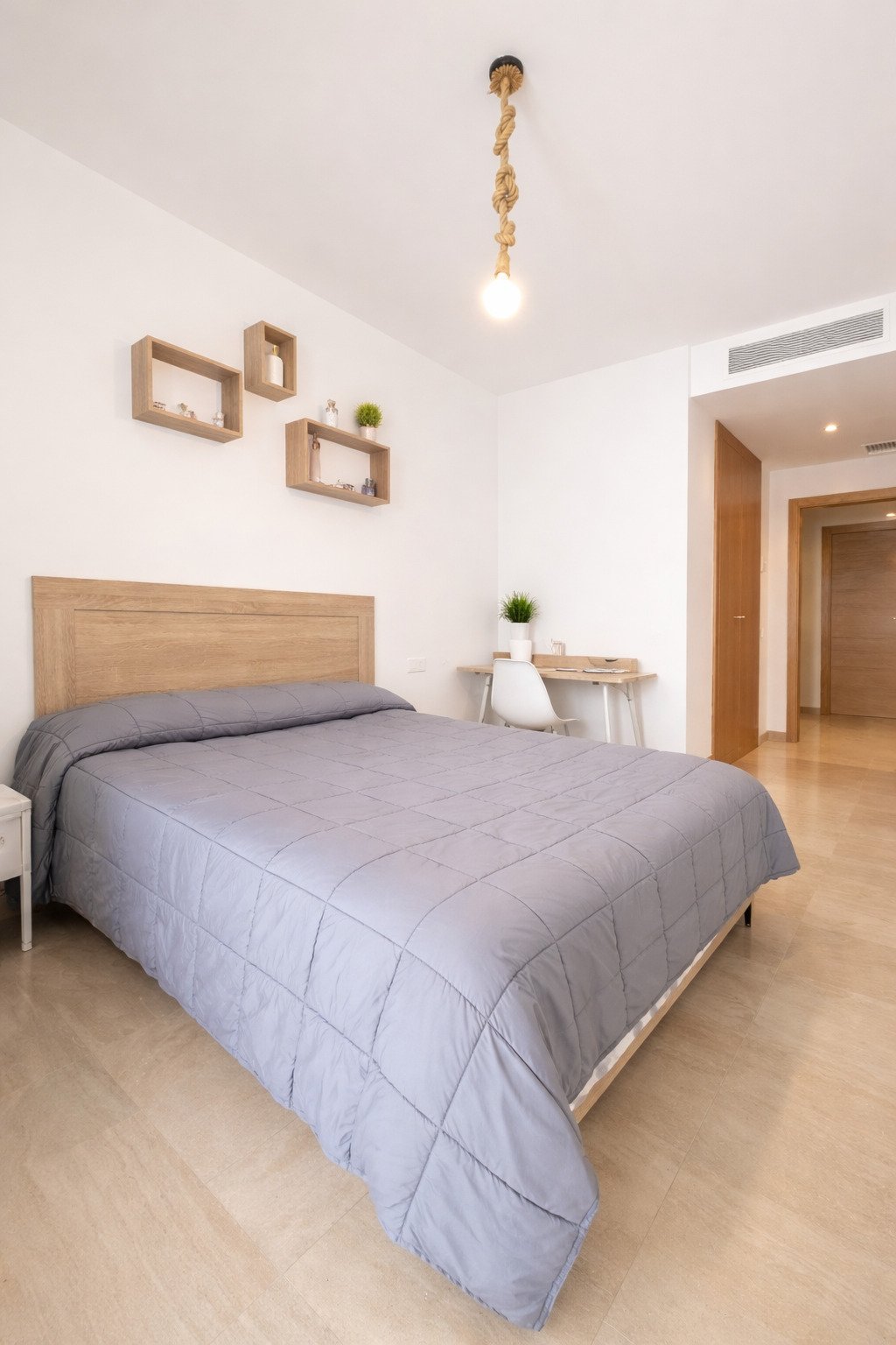 Habitación luminosa con diseño abierto y acceso directo al pasillo