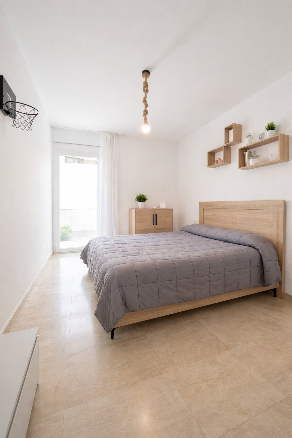 Dormitorio luminoso con ventanas de suelo a techo y acceso directo a la terraza