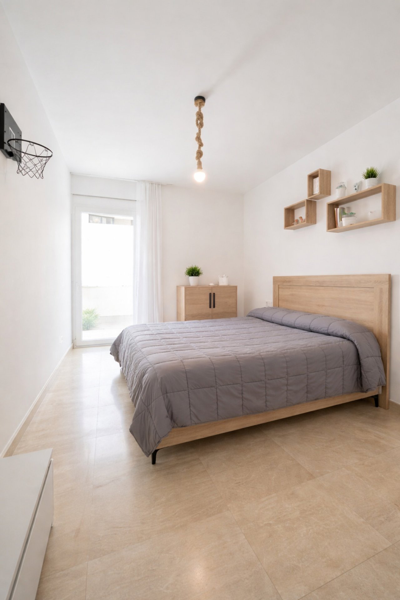 Dormitorio luminoso con ventanas de suelo a techo y acceso directo a la terraza