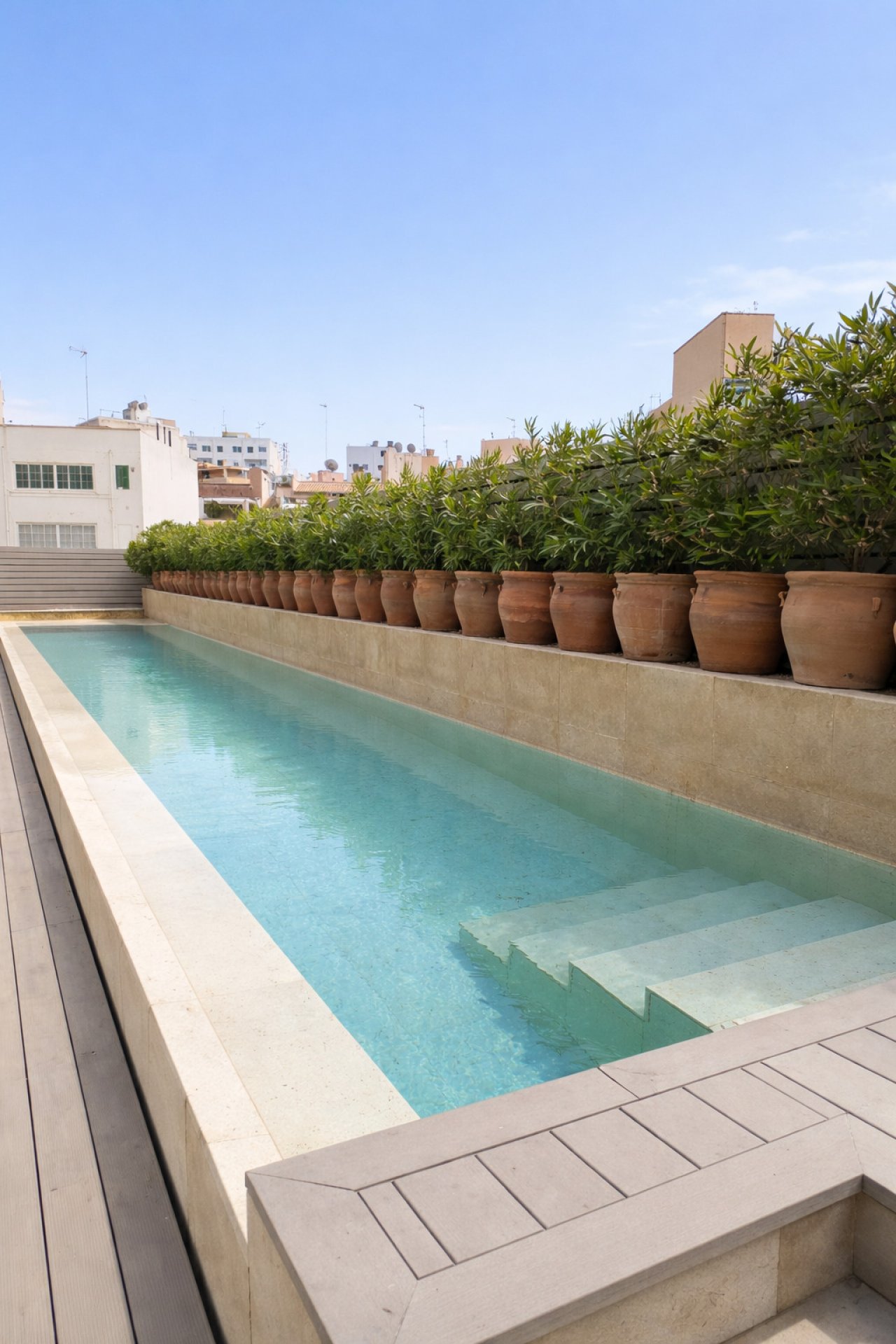 Piscina exclusiva con zona de relax y vistas panorámicas de la ciudad
