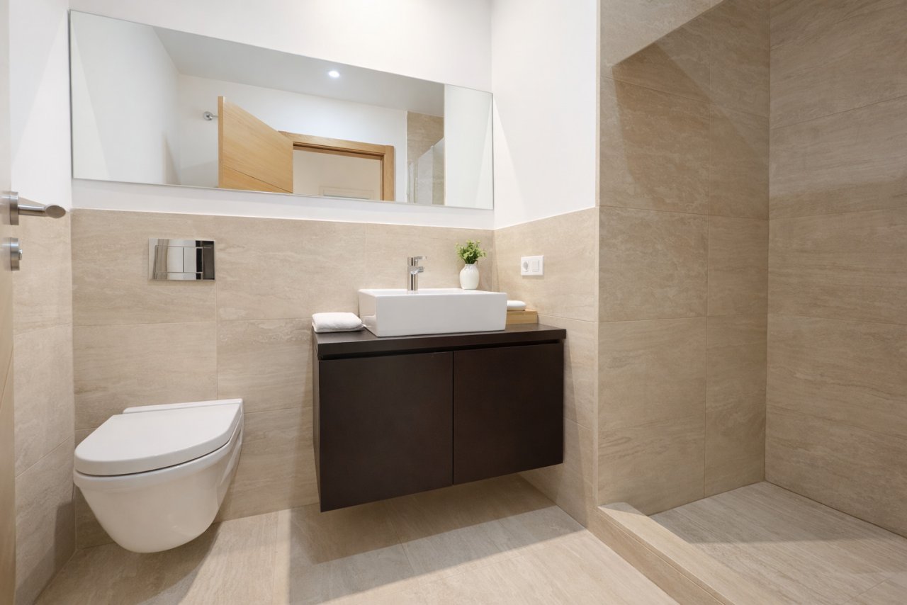 Baño moderno con ducha a nivel del suelo y amplio armario con espejo