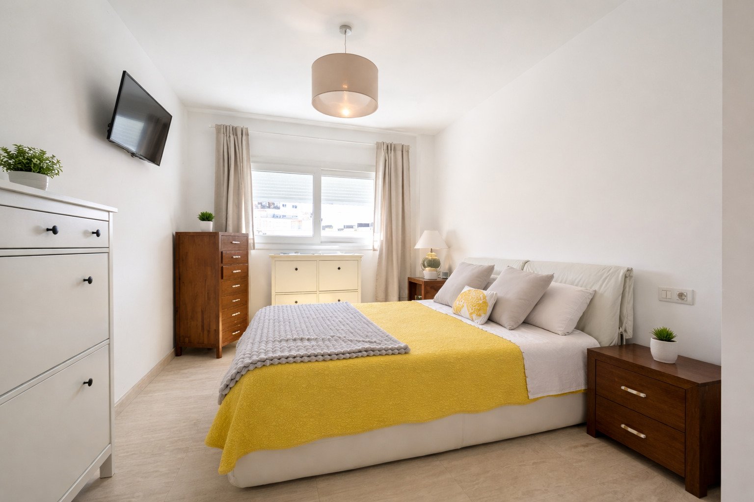 Dormitorio luminoso con ventanas grandes y distribución práctica