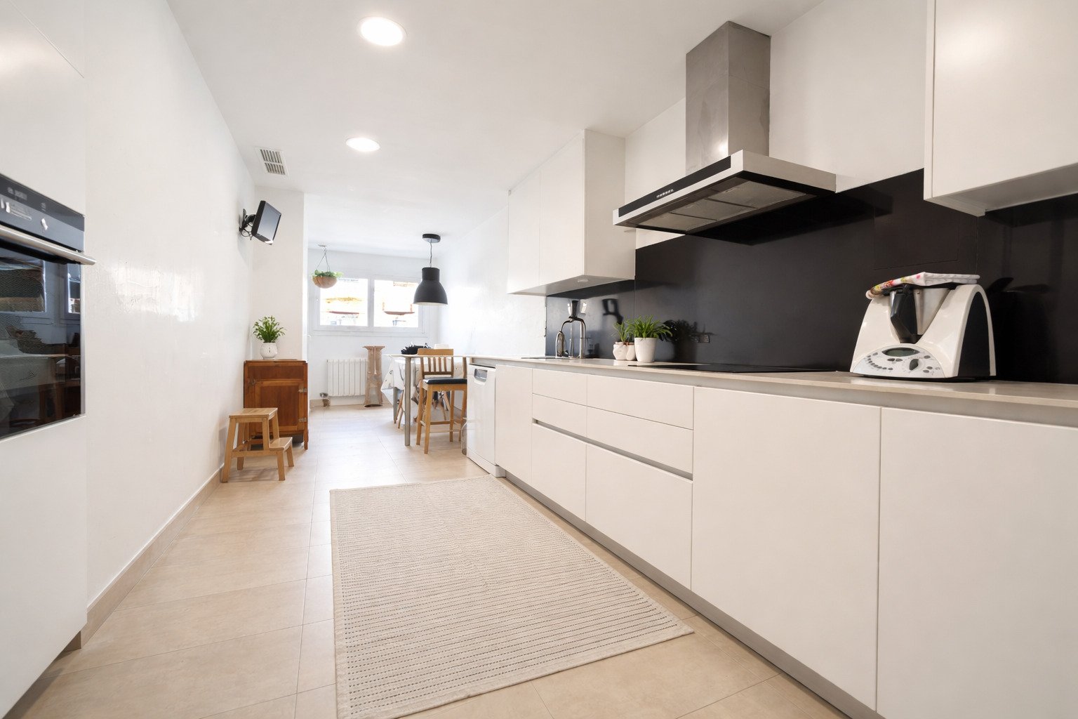 Cocina moderna con flujo de trabajo bien pensado y equipamiento de alta calidad