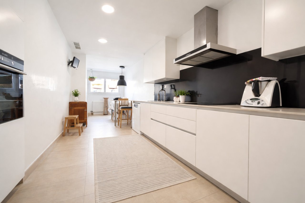 Cocina moderna con flujo de trabajo bien pensado y equipamiento de alta calidad