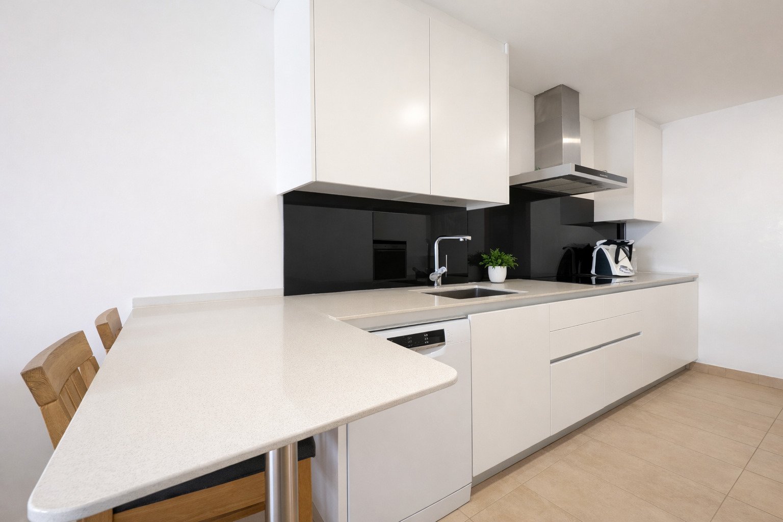 Cocina moderna con isla funcional y tecnología de punta integrada