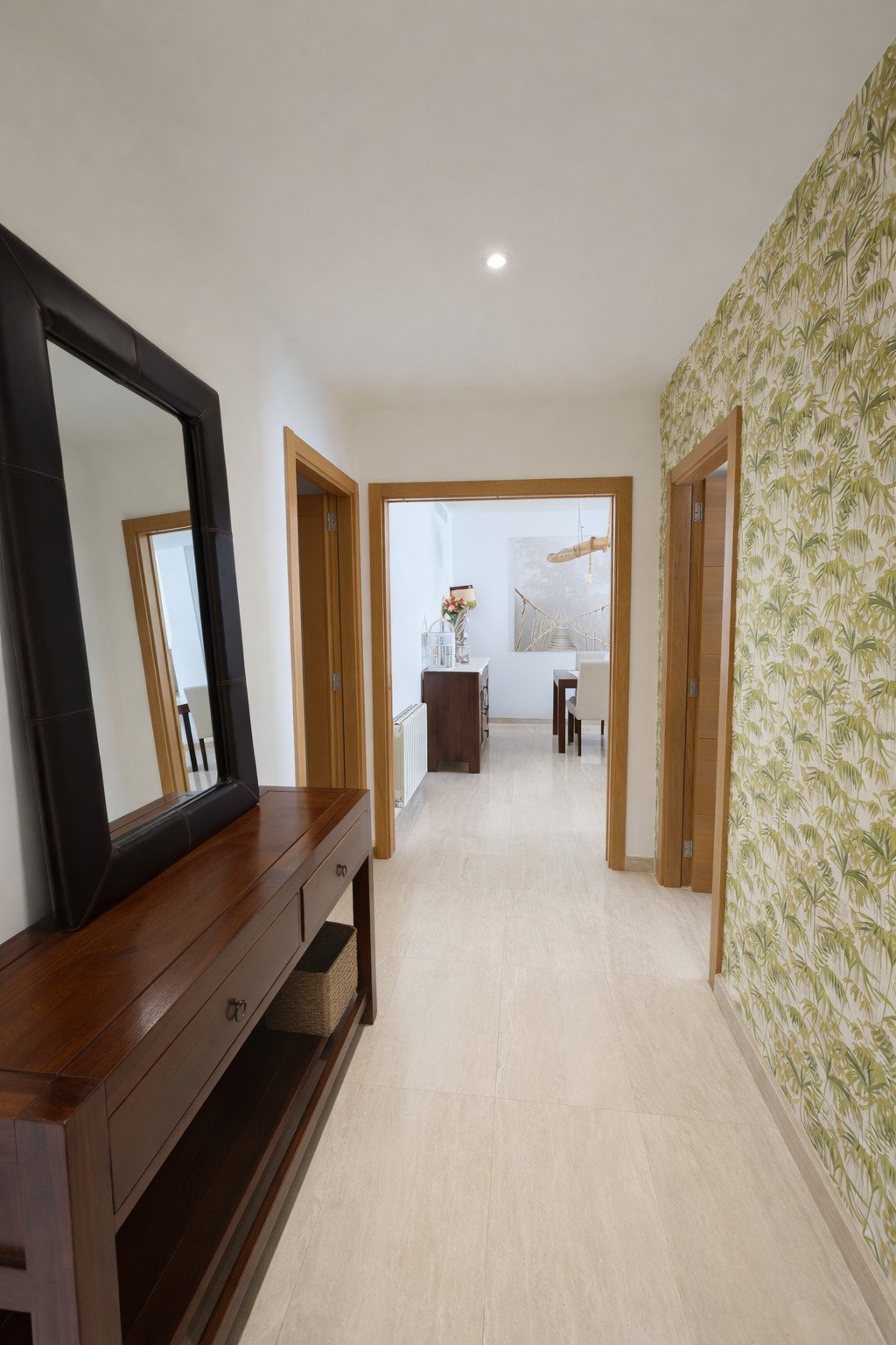 Elegante zona de pasillo con múltiples accesos a habitaciones y una distribución óptima de los caminos