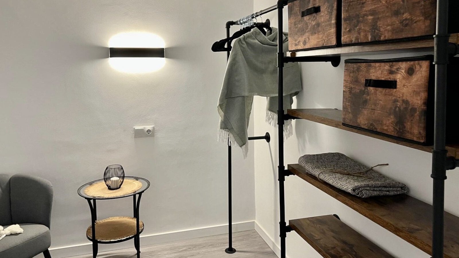 Habitación práctica para huéspedes con almacenamiento integrado y iluminación moderna Habitación práctica para huéspedes con almacenamiento integrado y iluminación moderna