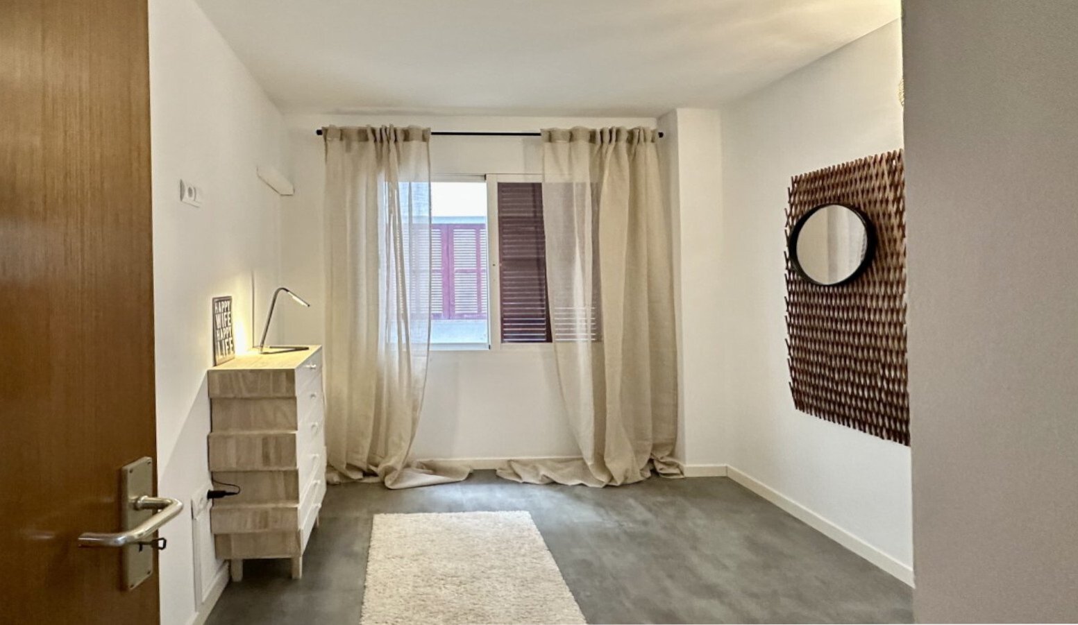 Habitación luminosa con ventana grande y acceso directo al balcón Habitación luminosa con ventana grande y acceso directo al balcón