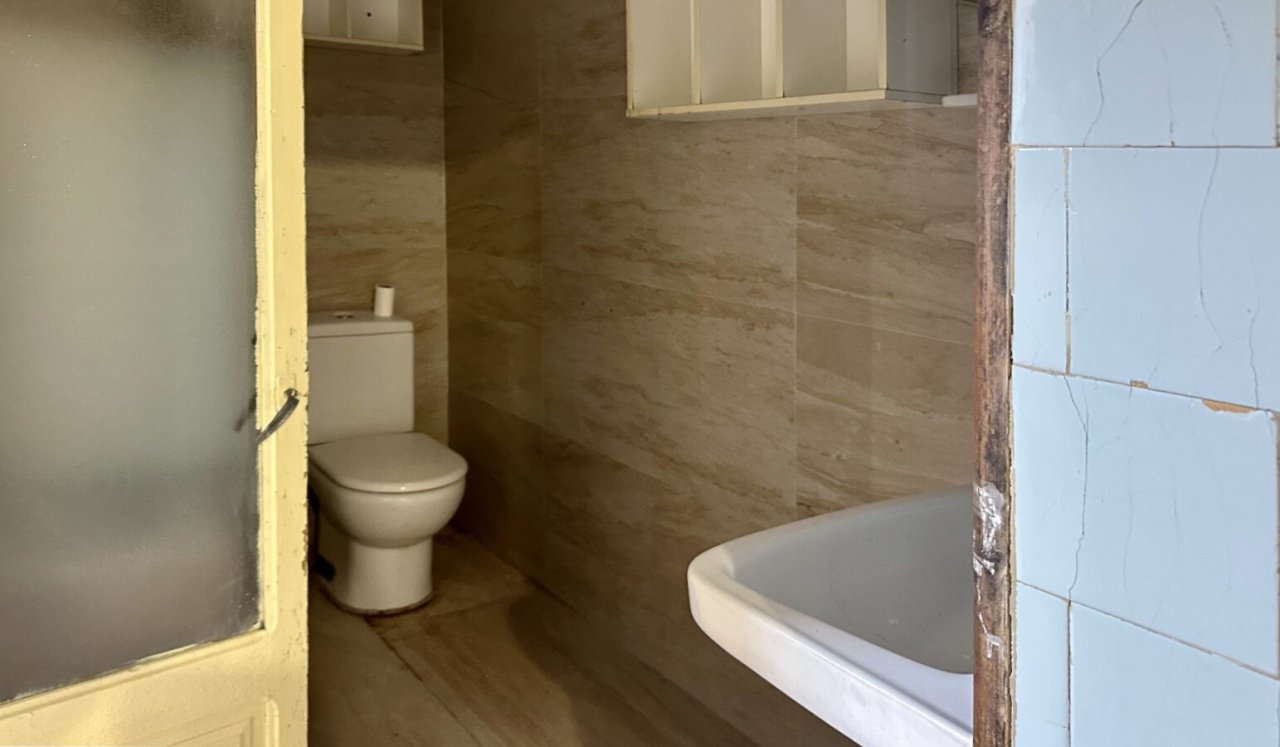 Baño moderno con equipamiento de cerámica de alta calidad y revestimiento de paredes de gran superficie Baño moderno con equipamiento de cerámica de alta calidad y revestimiento de paredes de gran superficie