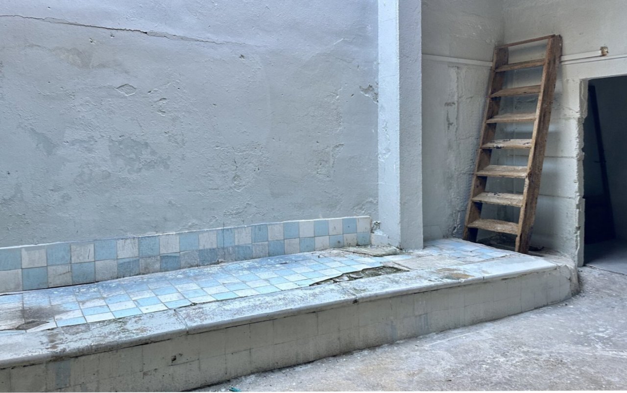 Baño con zona de bañera y espacio de almacenamiento mediante sistemas de estanterías empotrados Baño con zona de bañera y espacio de almacenamiento mediante sistemas de estanterías empotrados