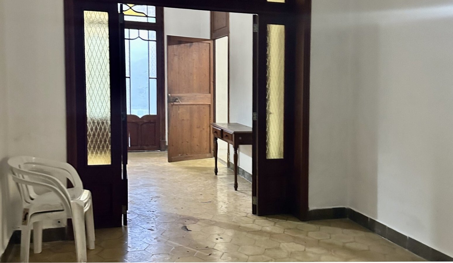 Secuencia elegante de espacios con puertas de cristal de alta calidad y conexión abierta entre las habitaciones Secuencia elegante de espacios con puertas de cristal de alta calidad y conexión abierta entre las habitaciones