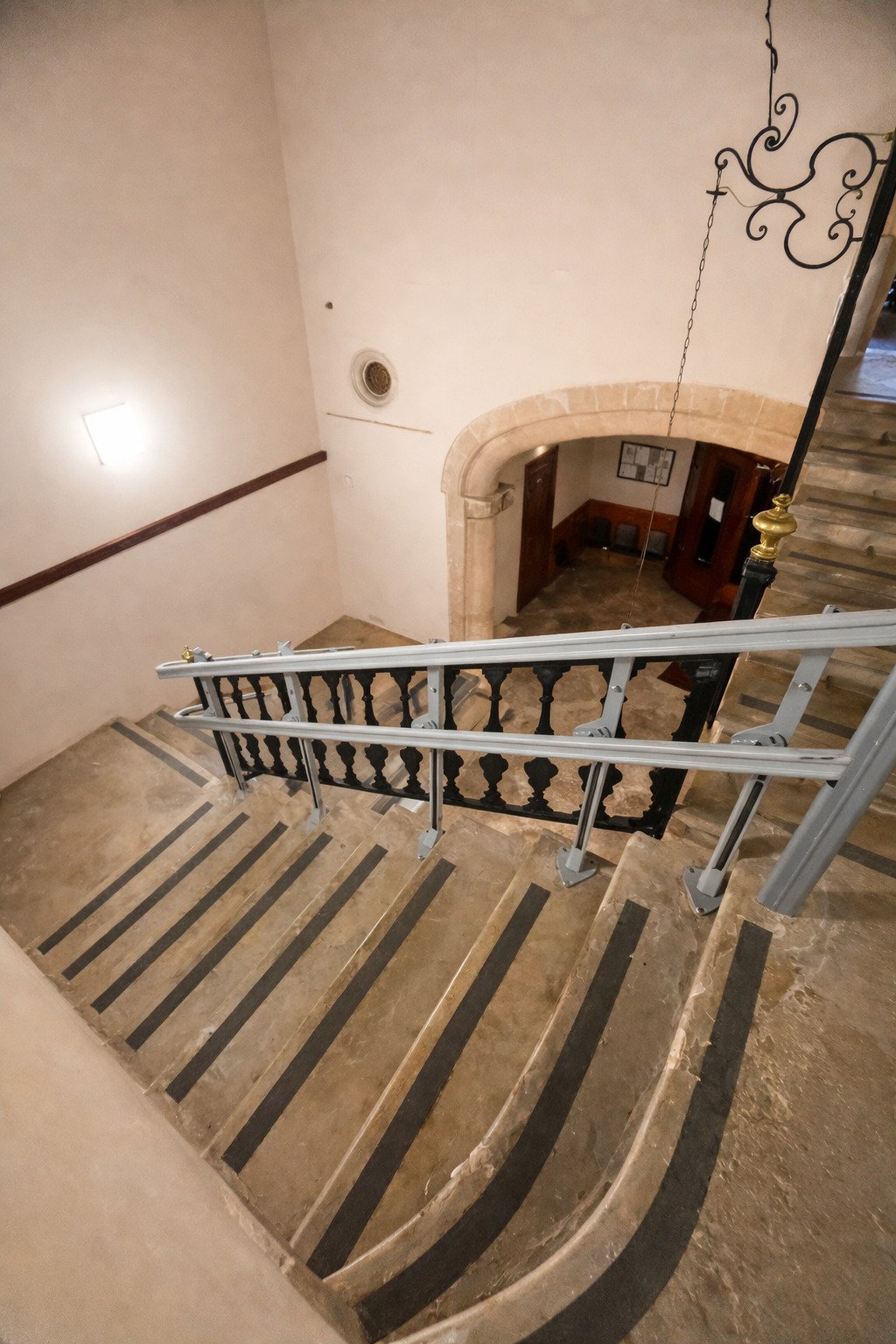 Elegante escalera con arquitectura de bóveda de piedra auténtica y balaustrada clásica