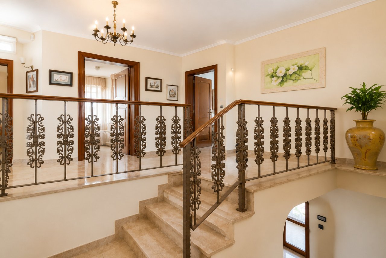 Entrada representativa con balaustrada de metal artística y proporciones elegantes en la habitación Entrada representativa con balaustrada de metal artística y proporciones elegantes en la habitación