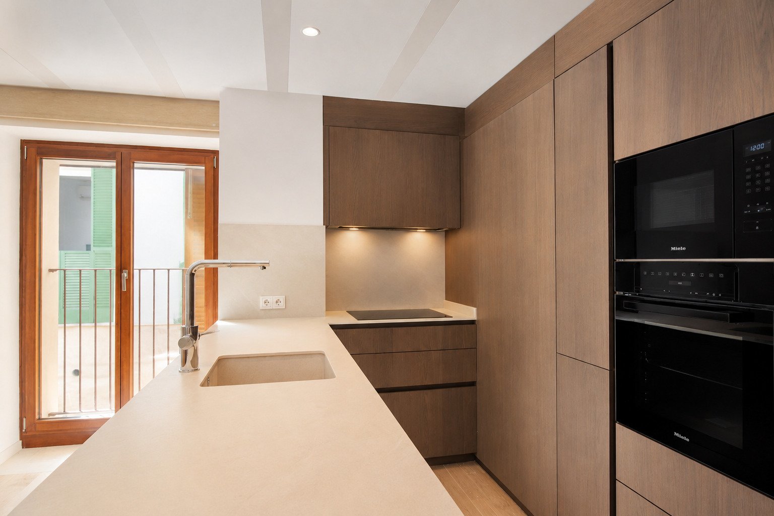 Cocina moderna con electrodomésticos integrados de alta calidad y flujo de trabajo bien pensado – acceso directo a la terraza Cocina moderna con electrodomésticos integrados de alta calidad y flujo de trabajo bien pensado – acceso directo a la terraza
