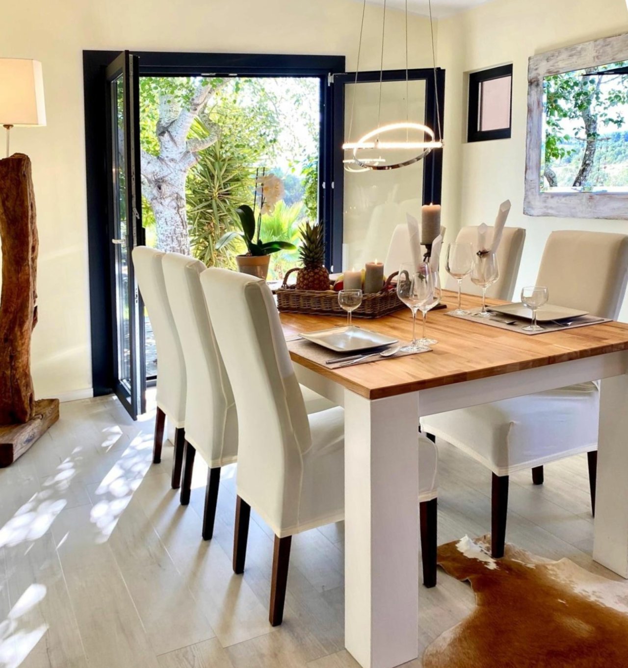 Baño de luz con comedor con acceso directo a la terraza y puertas correderas de cristal de suelo a techo