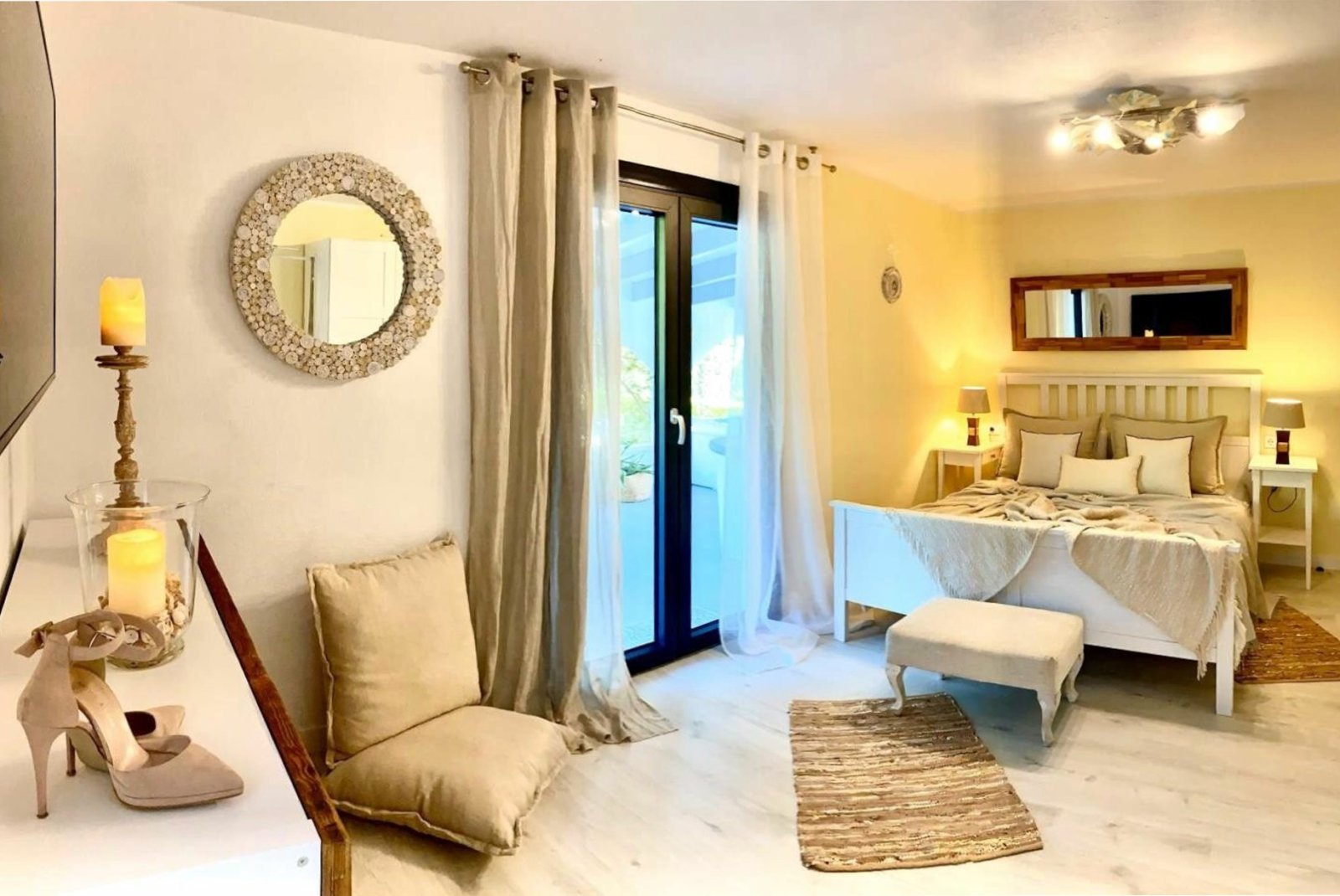 Dormitorio principal con vestidor y acceso directo a la terraza