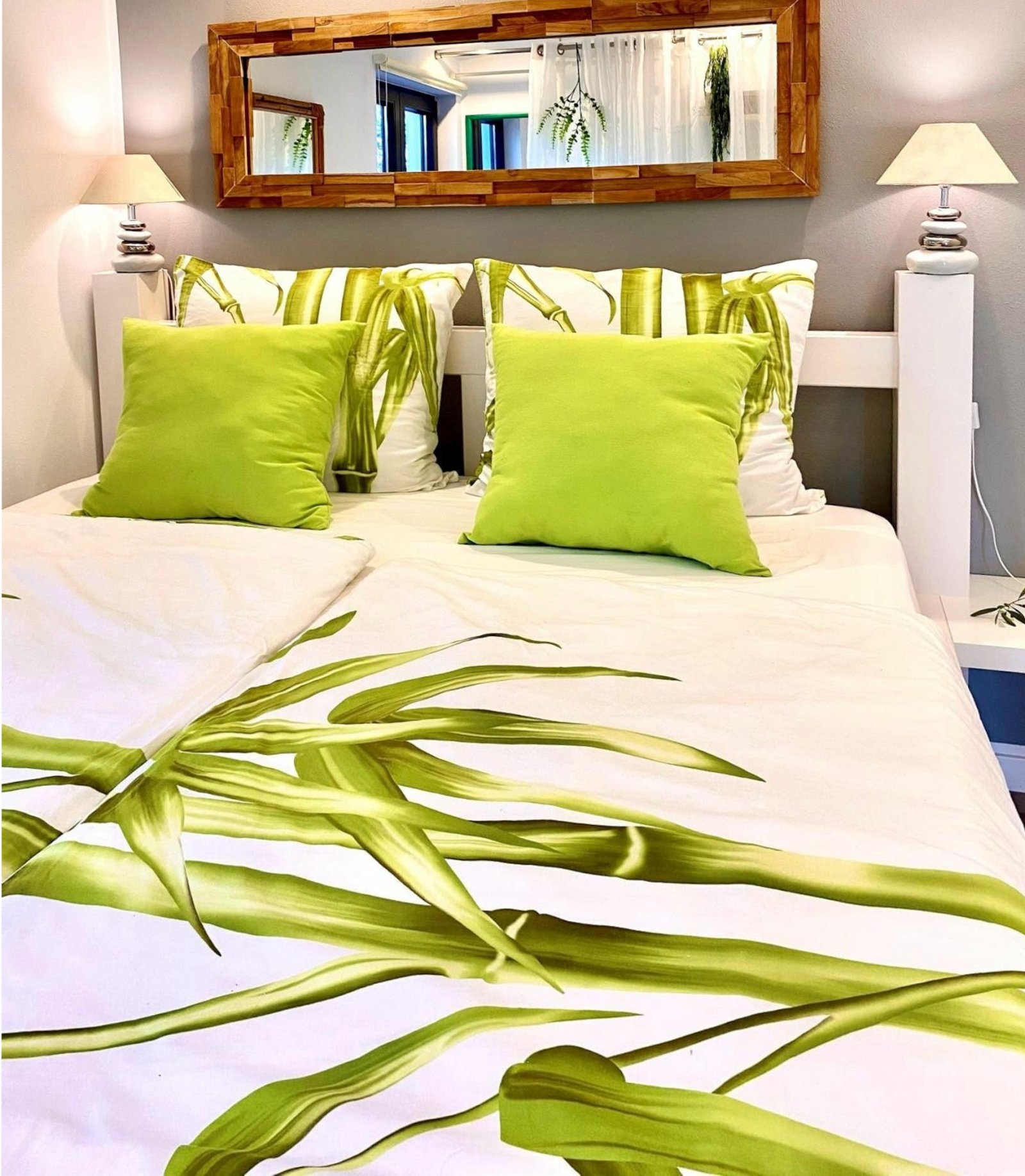 Habitación cómoda con un gran elemento de espejo y una iluminación óptima