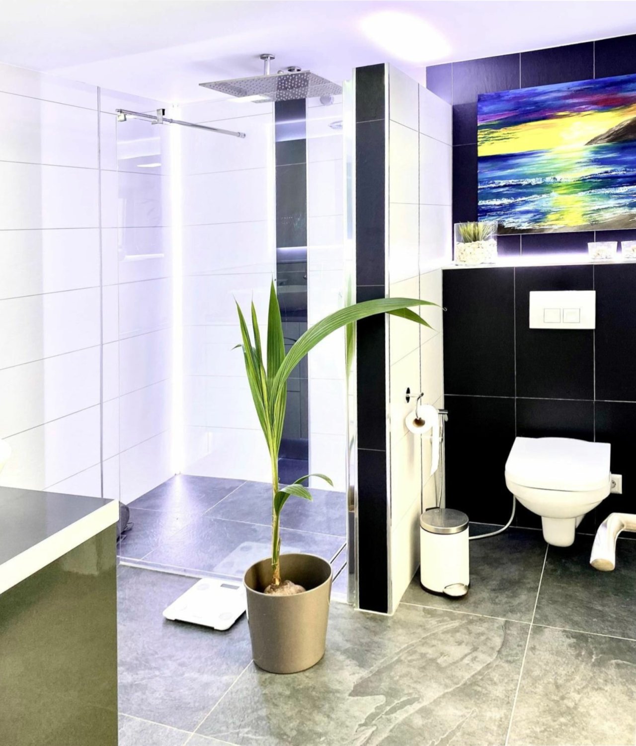 Baño moderno con ducha a ras de suelo, cabezal de lluvia y uso inteligente del espacio