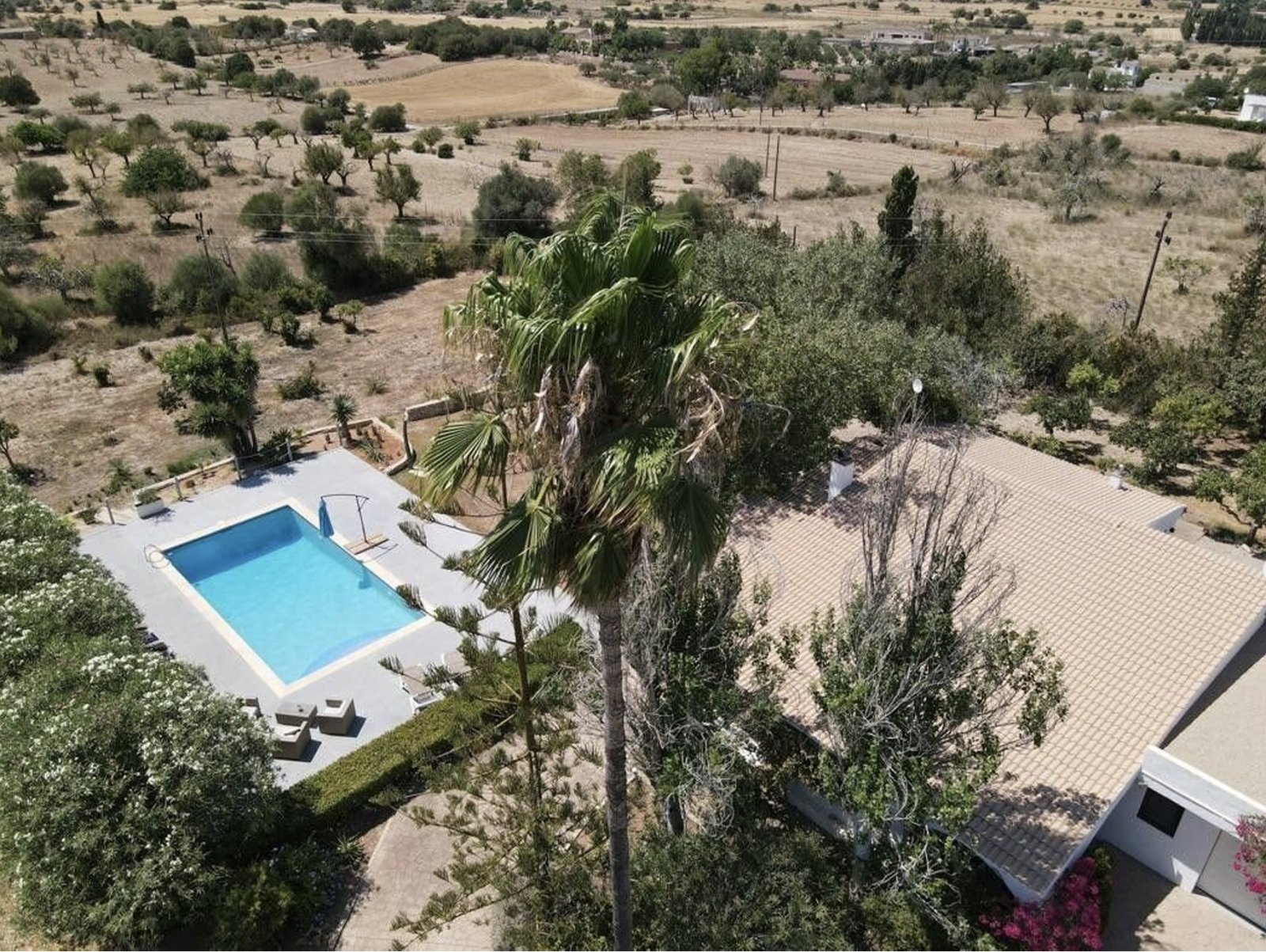 Vista aérea: Diseño armonioso del jardín con piscina, terrazas y vistas panorámicas del paisaje