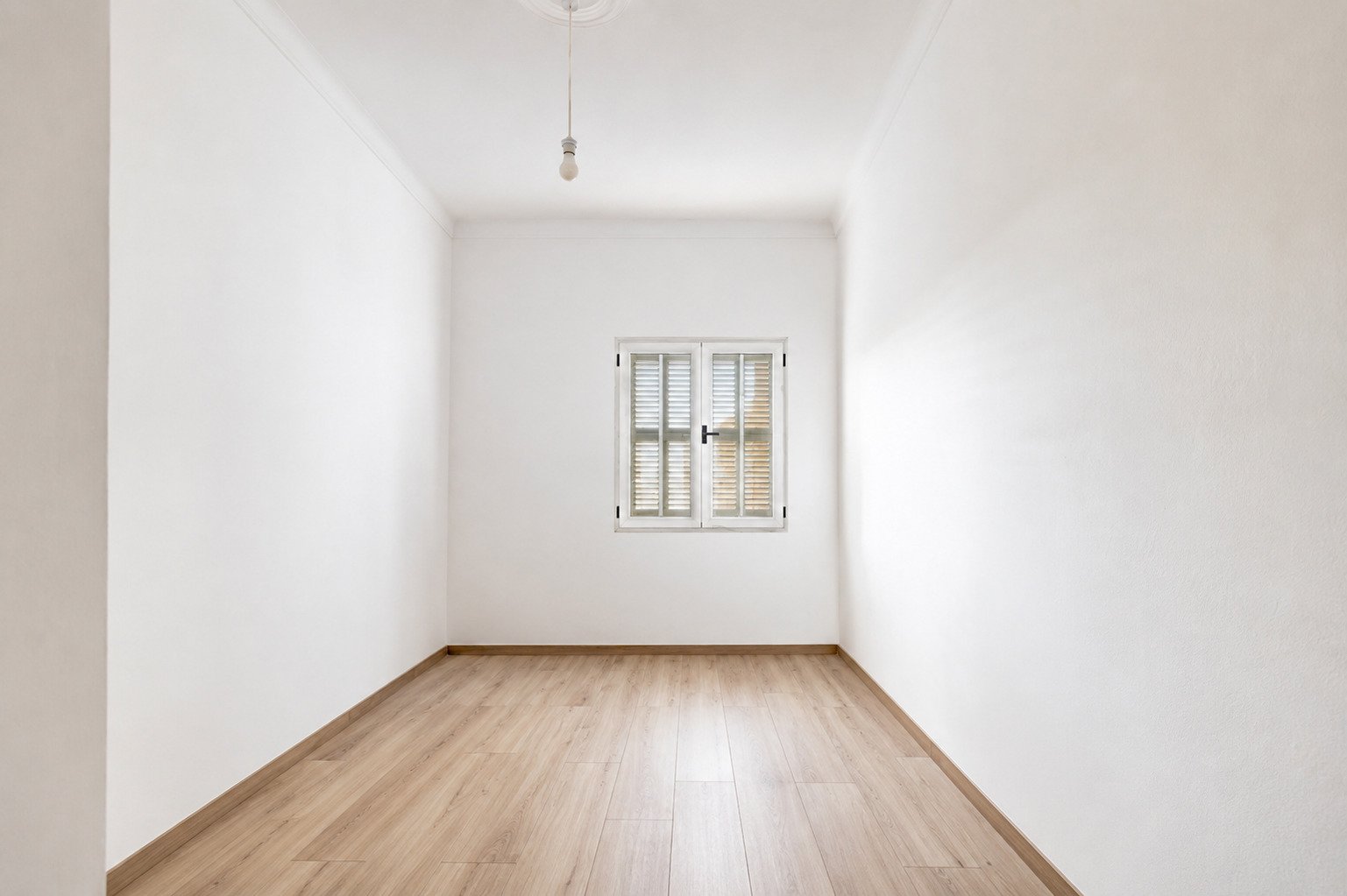 Habitación luminosa con ventana y persianas – luz y privacidad en armonía Habitación luminosa con ventana y persianas – luz y privacidad en armonía