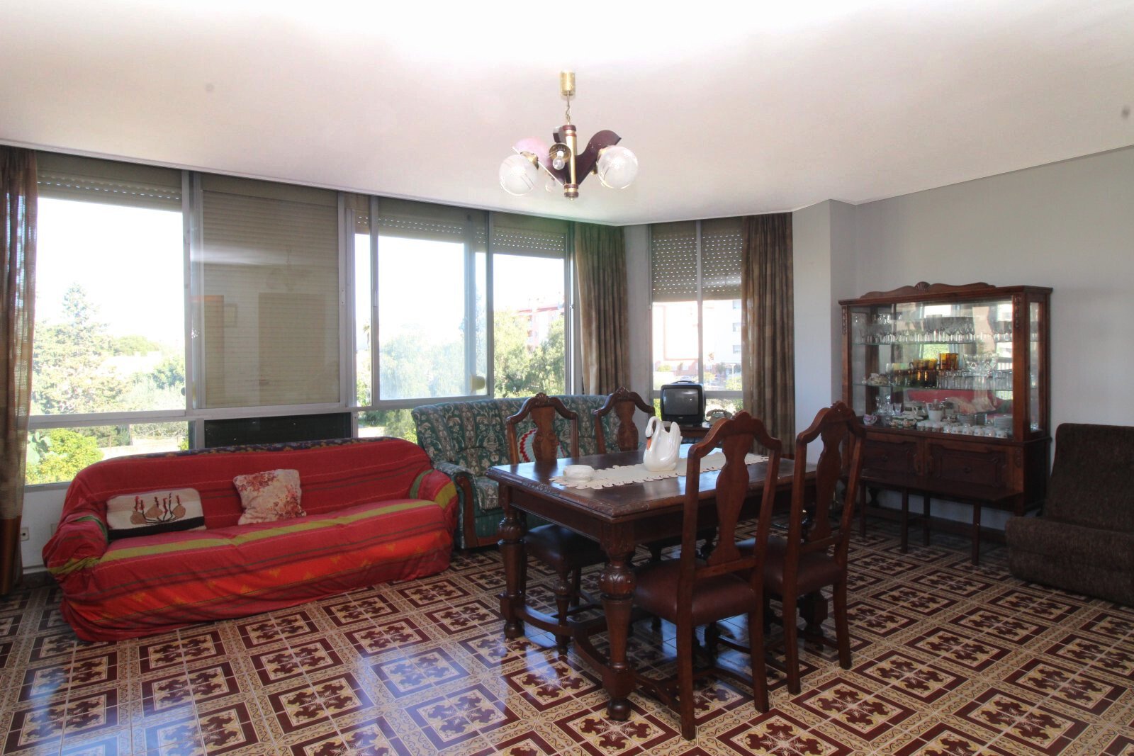 Salón luminoso con grandes ventanales y vista abierta