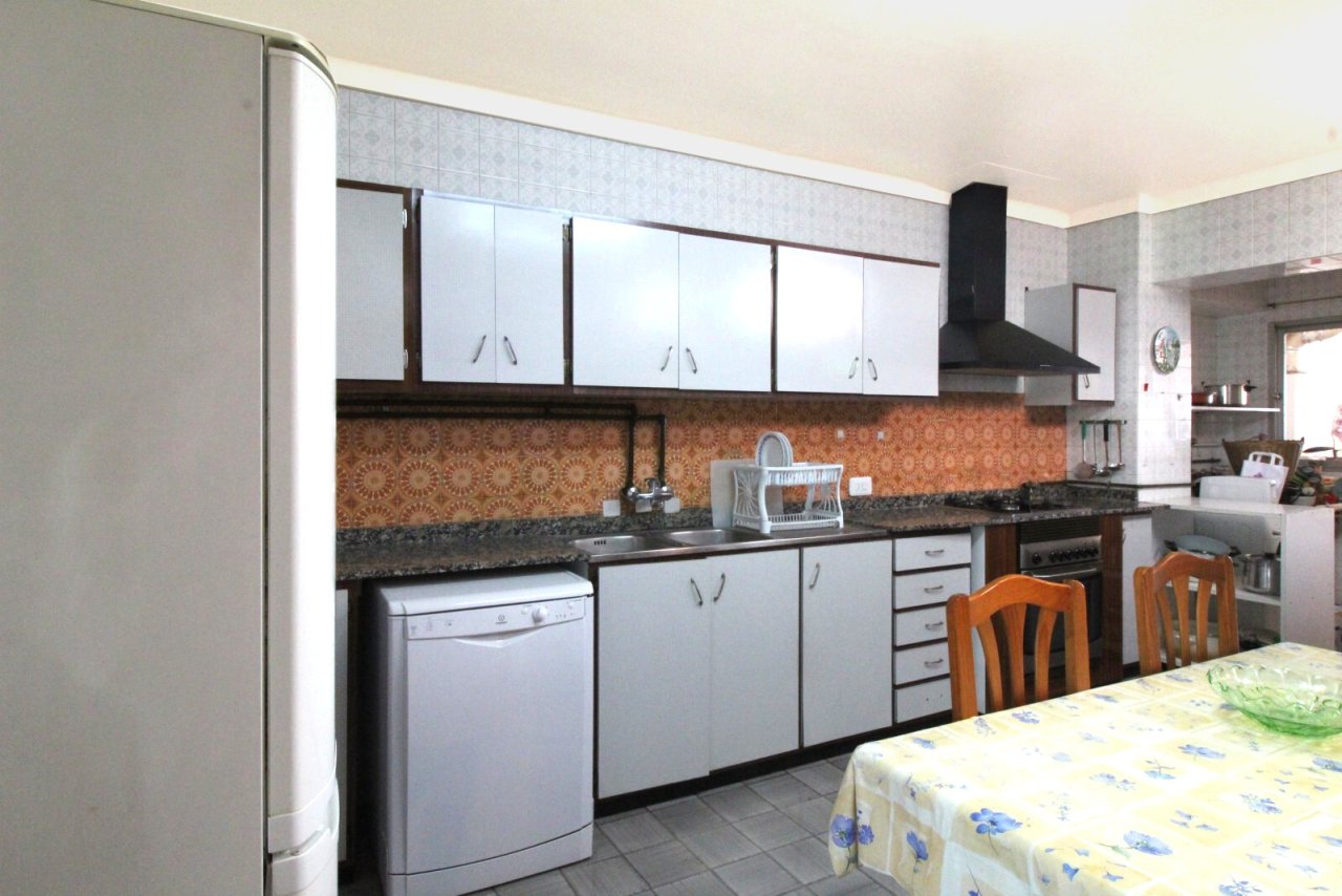 Cocina con despensa, lavavajillas y mucho espacio de trabajo