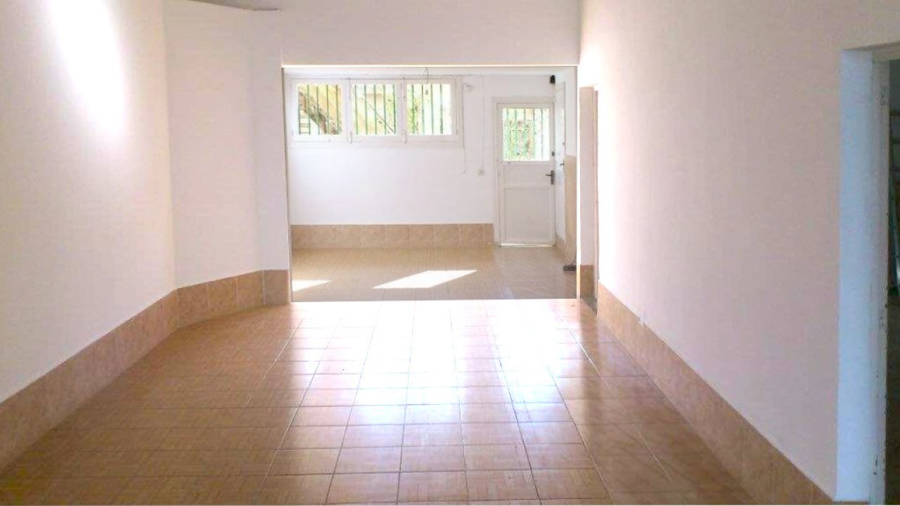 Zona de estar luminosa con acceso directo a la terraza y conexión óptima entre los espacios