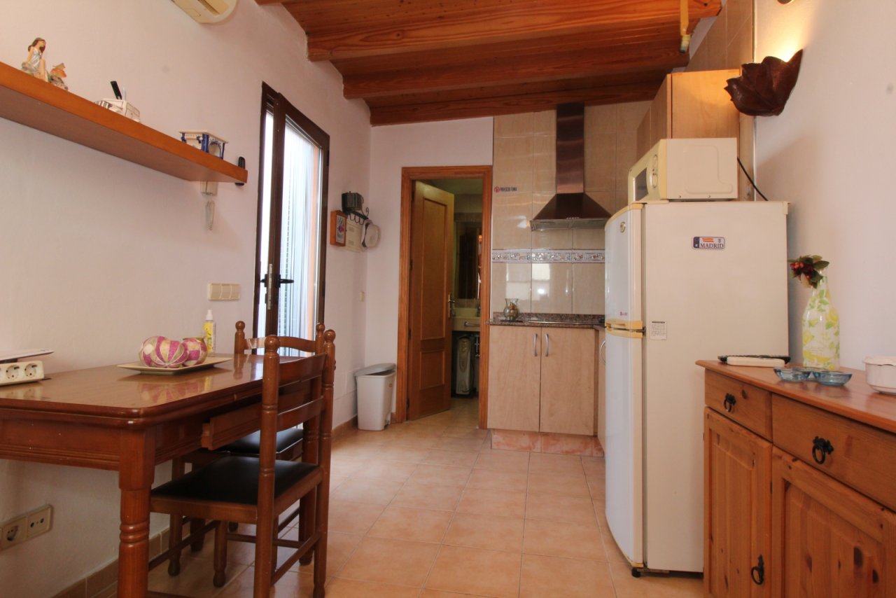 Cocina funcional con zona de comedor práctica y distribución óptima del espacio de trabajo
