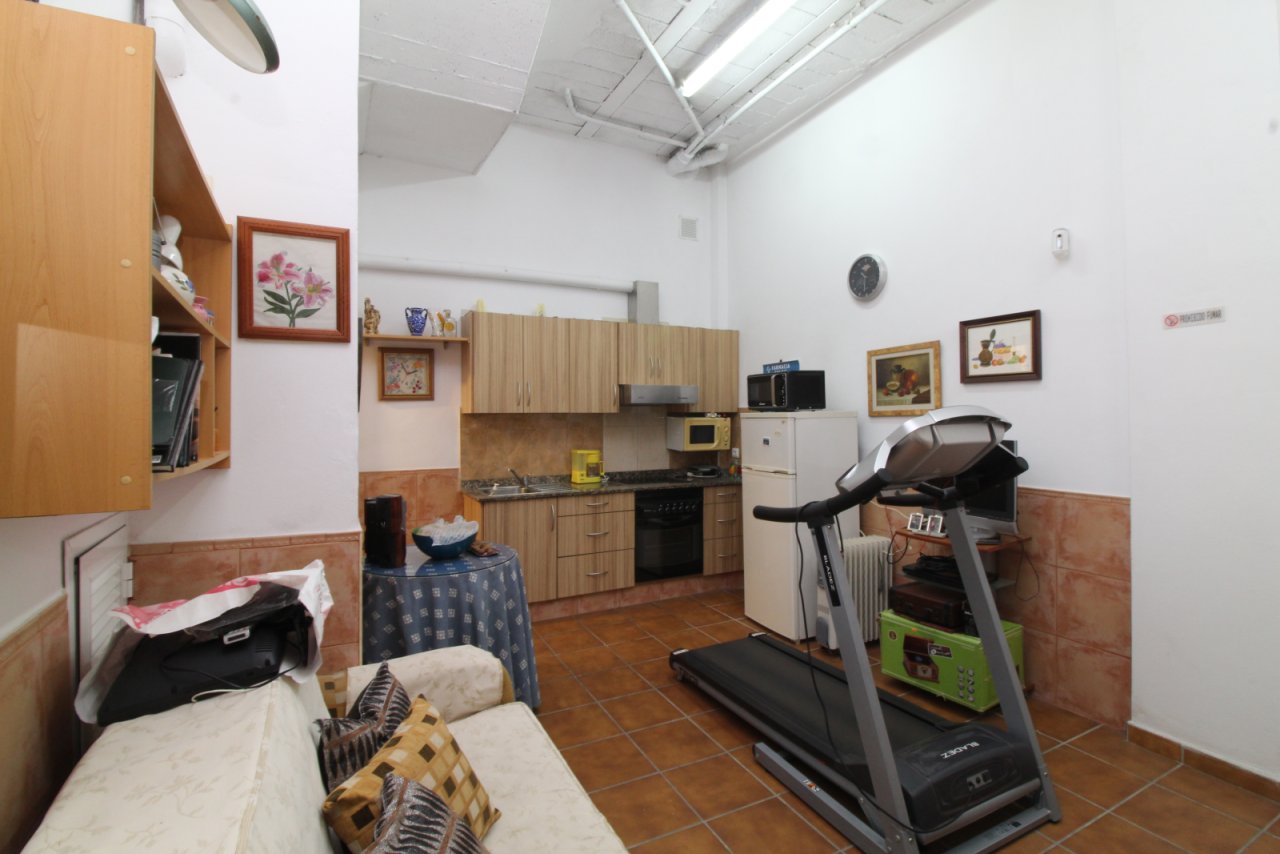 Espacio multifuncional con cocina integrada y uso eficiente del espacio