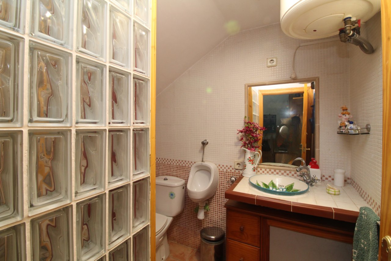 Baño con ducha práctica y mucho espacio de almacenamiento