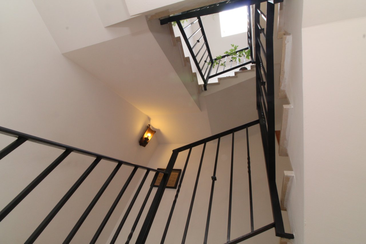 Escalera luminosa con barandilla de acero moderna y lucernas