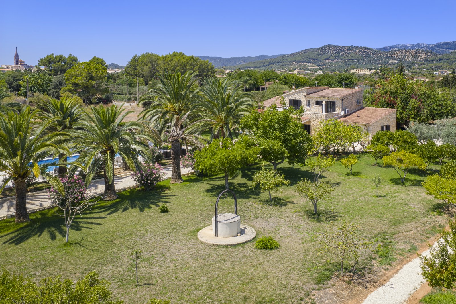 Propiedad similar a un parque con jardín mediterráneo y fuente