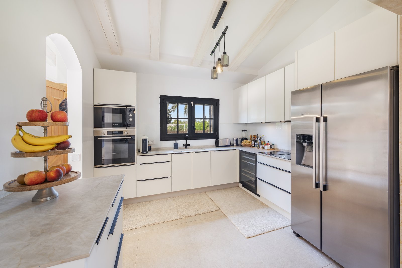 Cocina moderna con equipamiento de alta calidad y diseño óptimo de la superficie de trabajo