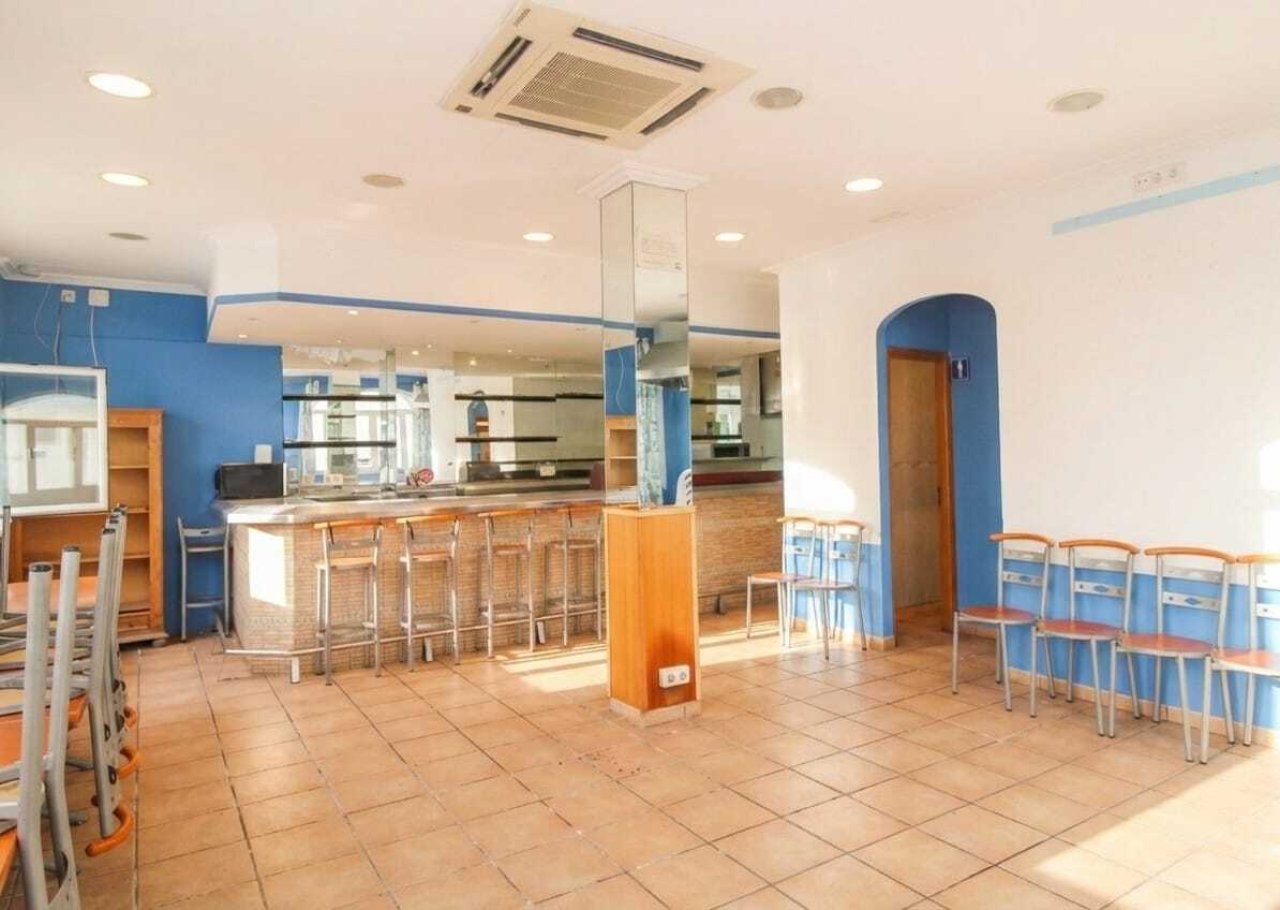 Cocina profesional de gastronomía con barra integrada y superficie de trabajo óptima Cocina profesional de gastronomía con barra integrada y superficie de trabajo óptima