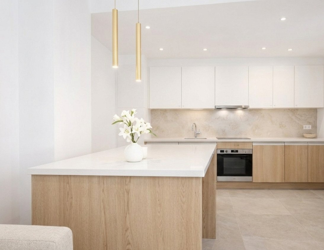 Cocina moderna con isla y equipamiento empotrado de alta calidad Cocina moderna con isla y equipamiento empotrado de alta calidad