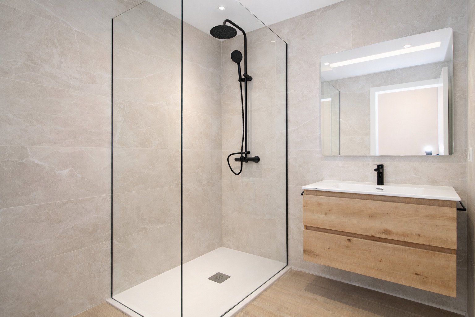 Baño moderno con ducha a nivel del suelo y espejo con iluminación LED Baño moderno con ducha a nivel del suelo y espejo con iluminación LED