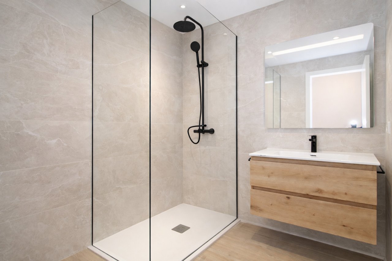 Baño moderno con ducha a nivel del suelo y espejo con iluminación LED Baño moderno con ducha a nivel del suelo y espejo con iluminación LED