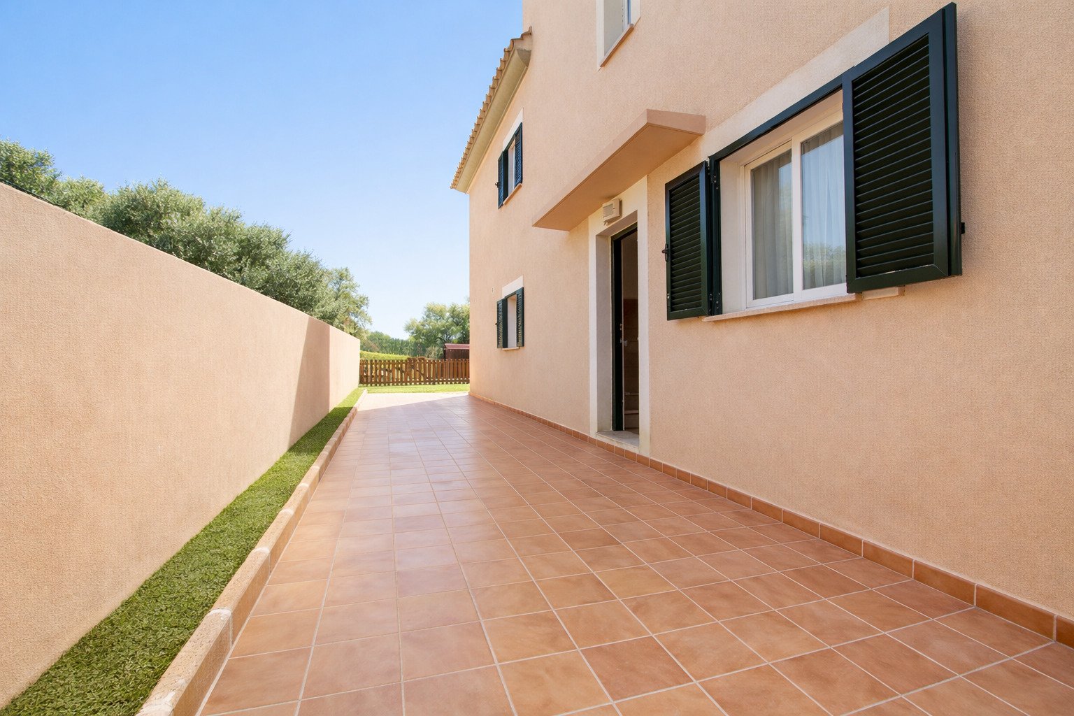 Terraza protegida con pavimentos de terracota de alta calidad y entrada directa a la casa