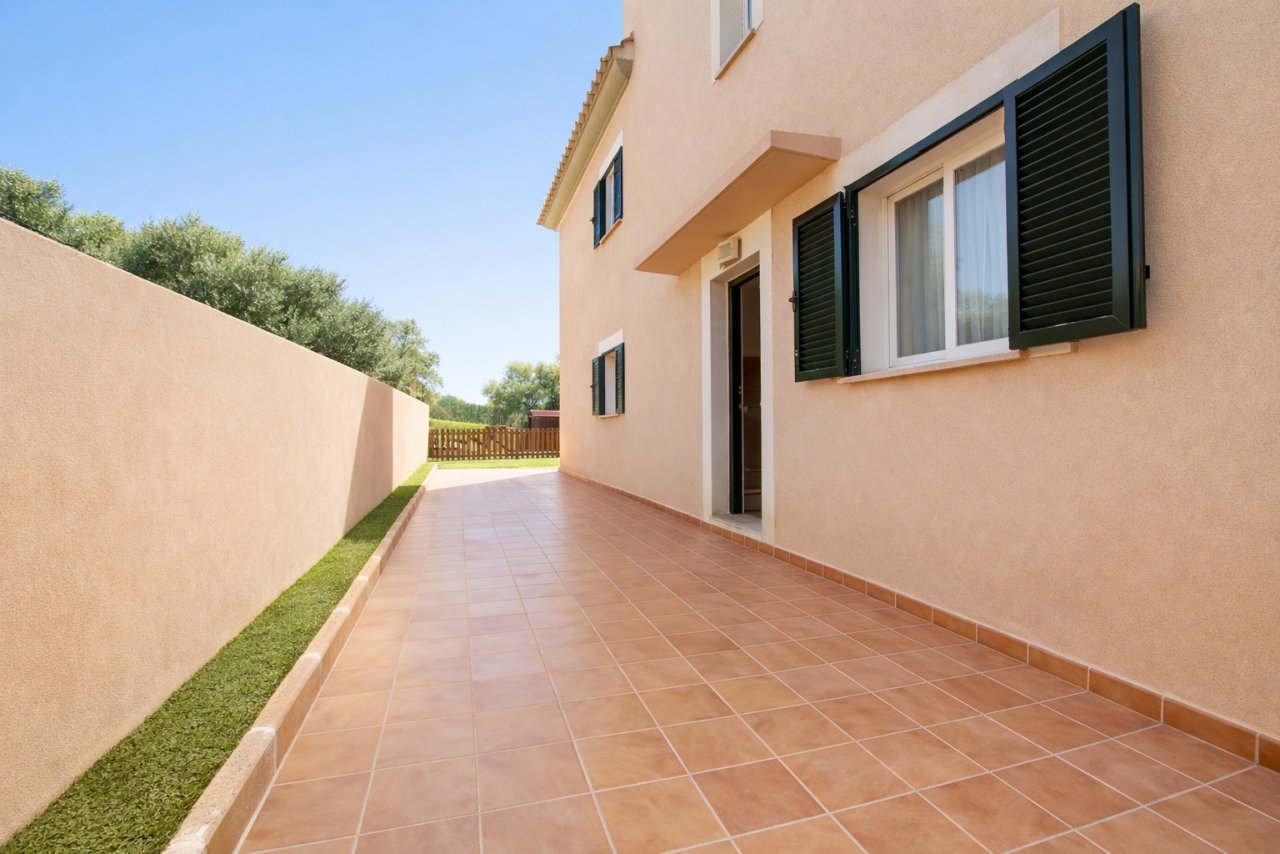 Terraza protegida con pavimentos de terracota de alta calidad y entrada directa a la casa