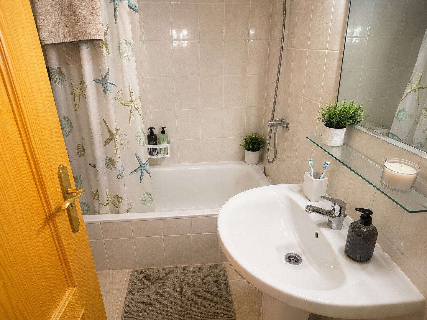 Baño funcional con bañera, ducha y superficies de almacenamiento prácticas Baño funcional con bañera, ducha y superficies de almacenamiento prácticas