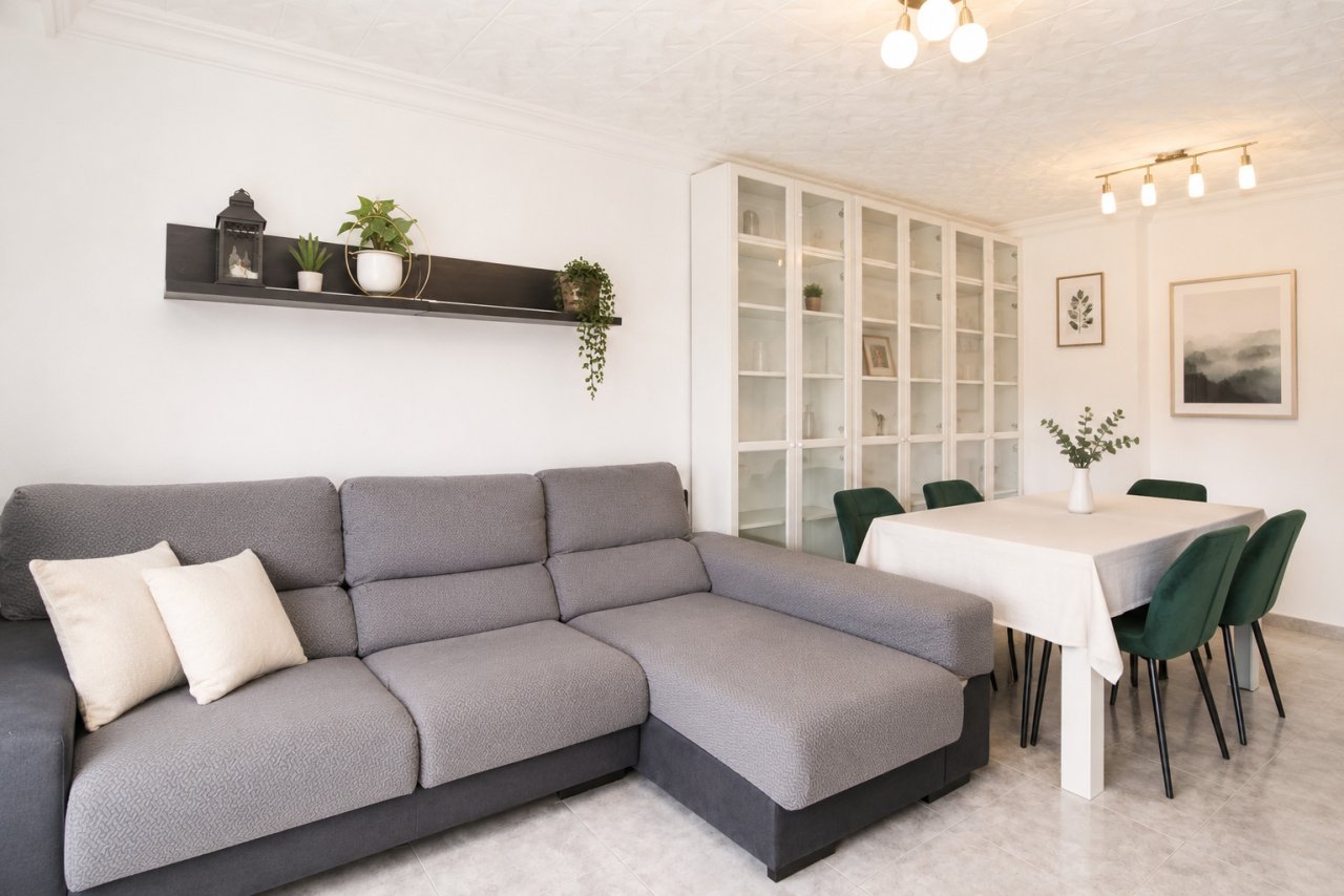 Sala de estar y comedor con vitrinas de vidrio de piso a techo y funcionalidad optimizada Sala de estar y comedor con vitrinas de vidrio de piso a techo y funcionalidad optimizada