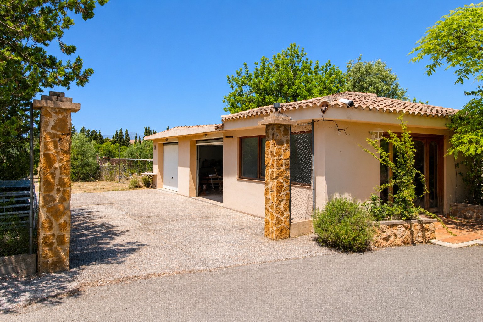 Casa rural con carácter, con arquitectura de piedra auténtica y acceso privado