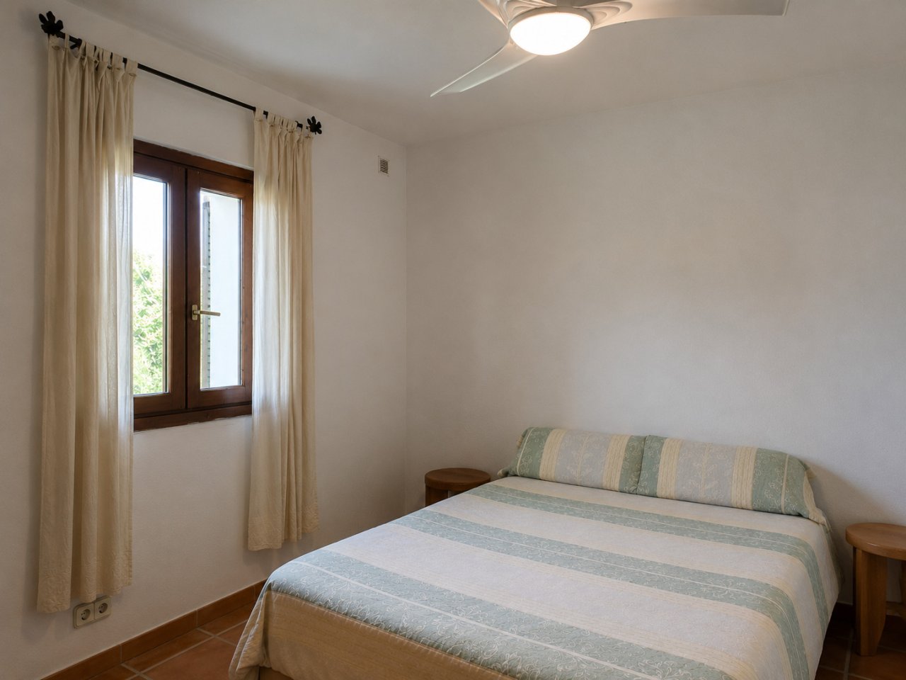 Habitación luminosa con puertas correderas de madera y ventilación óptima