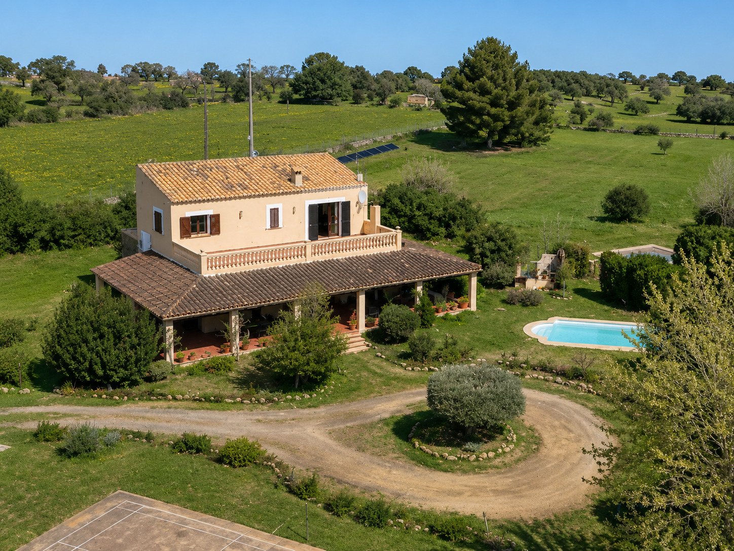Arquitectura armoniosa con pérgola cubierta y acceso directo a la piscina