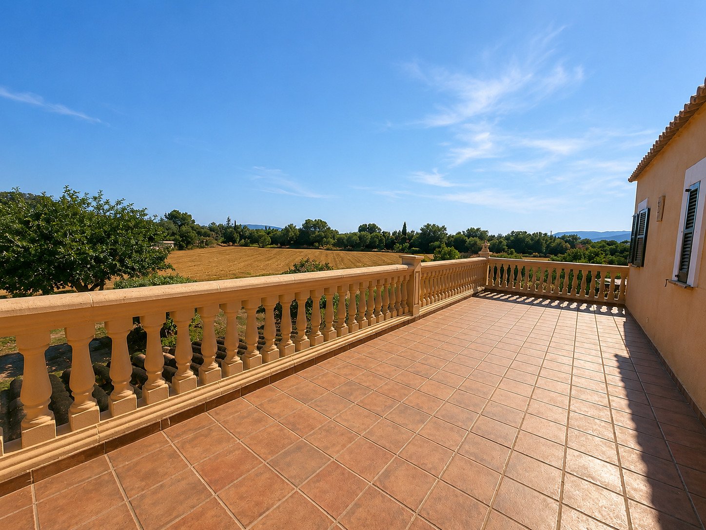 Terraza soleada con elegante balaustrada y vista panorámica amplia