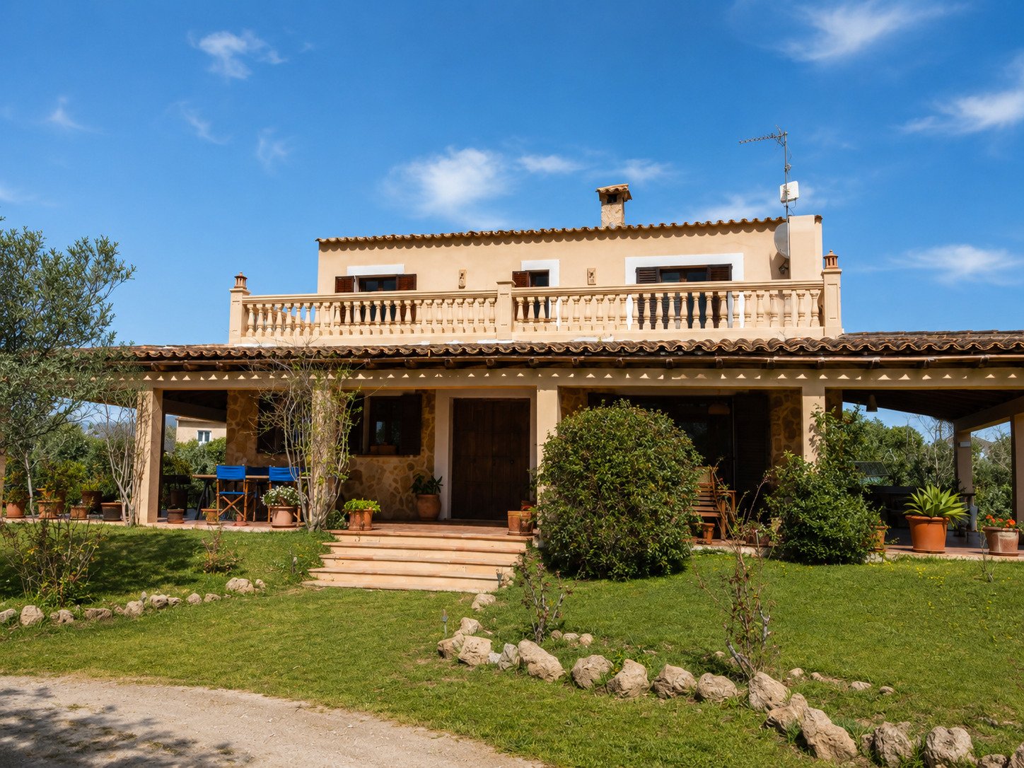 Finca mediterránea con elegante balaustrada y loggia en la planta superior.