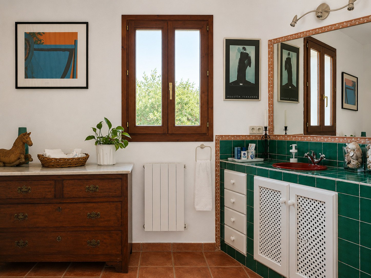 Baño elegante con instalaciones sanitarias de alta calidad y amplia zona de espejos