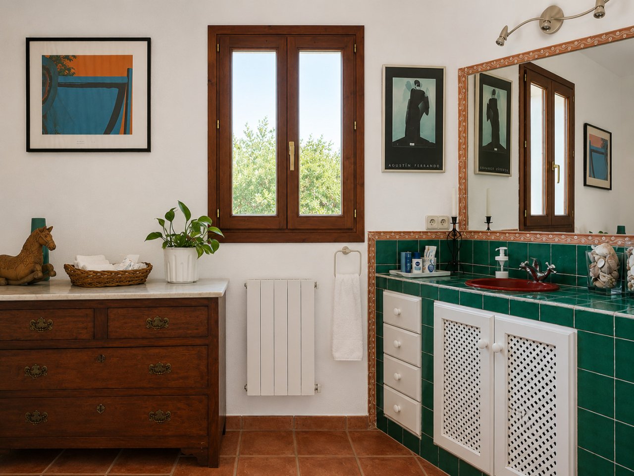 Baño elegante con instalaciones sanitarias de alta calidad y amplia zona de espejos