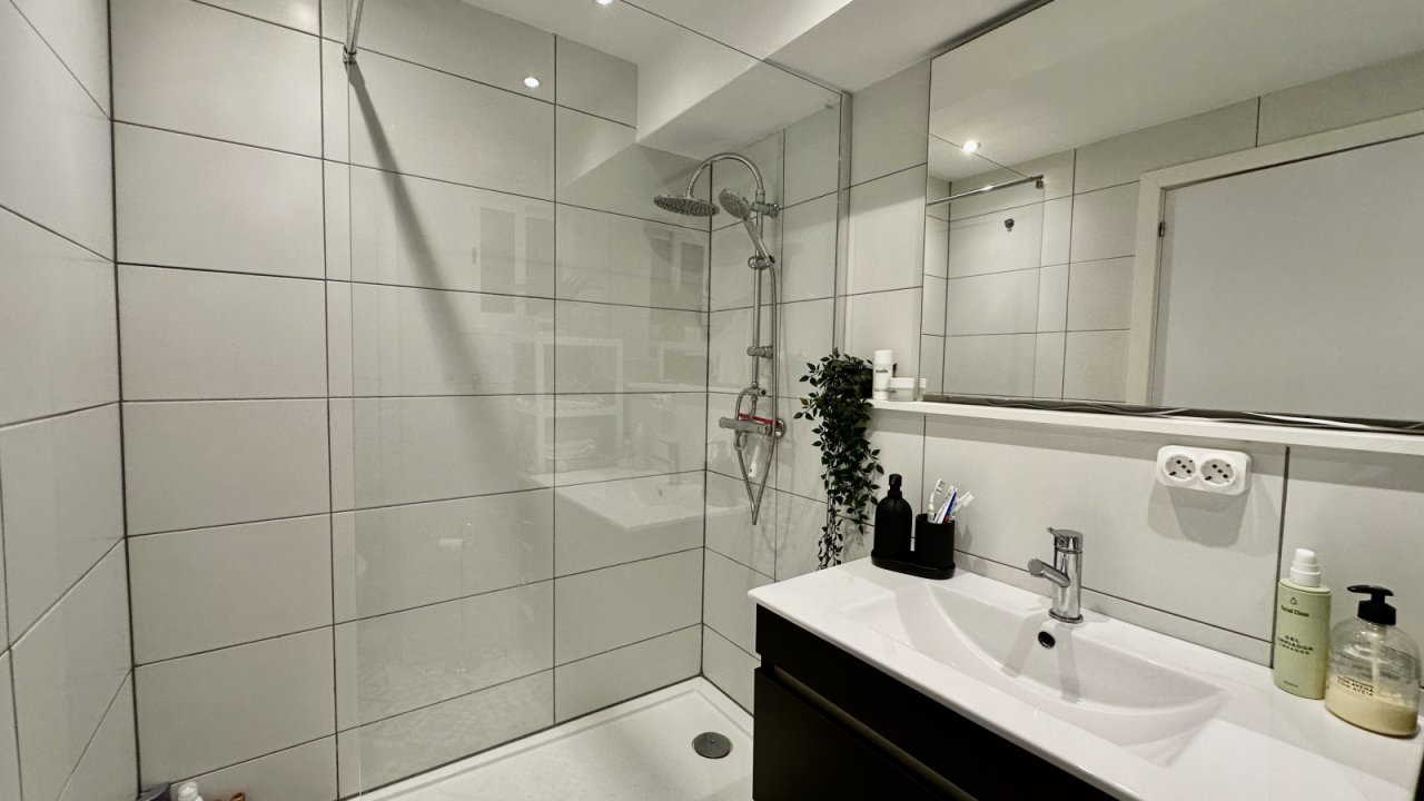 Baño moderno con ducha a nivel del suelo y equipamiento de alta calidad