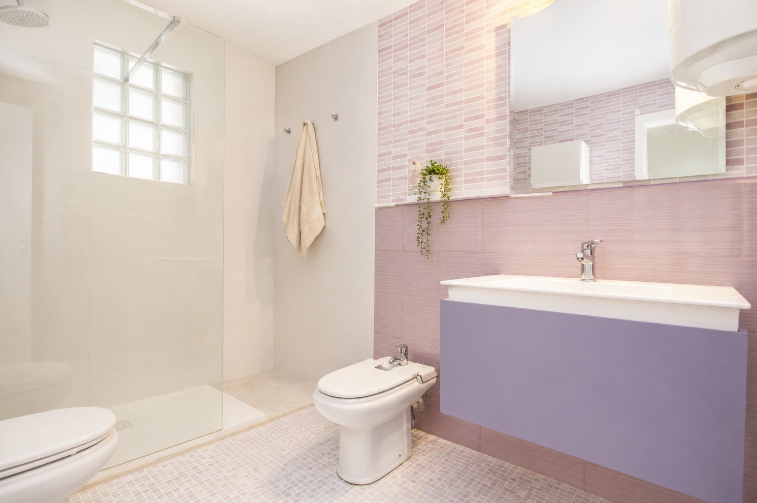Baño moderno con ducha a ras de suelo y accesorios sanitarios de alta calidad